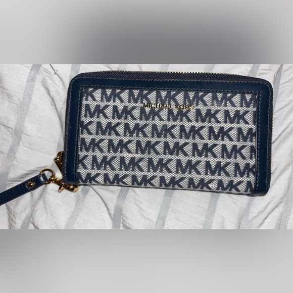 Michael Kors Adele Logo Jacquard Smartphone Wallet - Picture 4 of 7